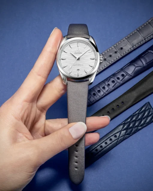 Bracelet en satin technologique gris avec boucle ardillon|OMEGA Fashion