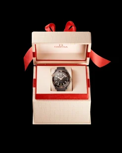 39,5 mm, céramique brune sur bracelet caoutchouc|OMEGA Online