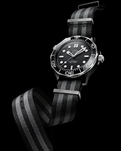 43,5 mm, céramique noire sur bracelet NATO|OMEGA Fashion