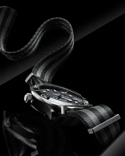 43,5 mm, céramique noire sur bracelet NATO|OMEGA Fashion