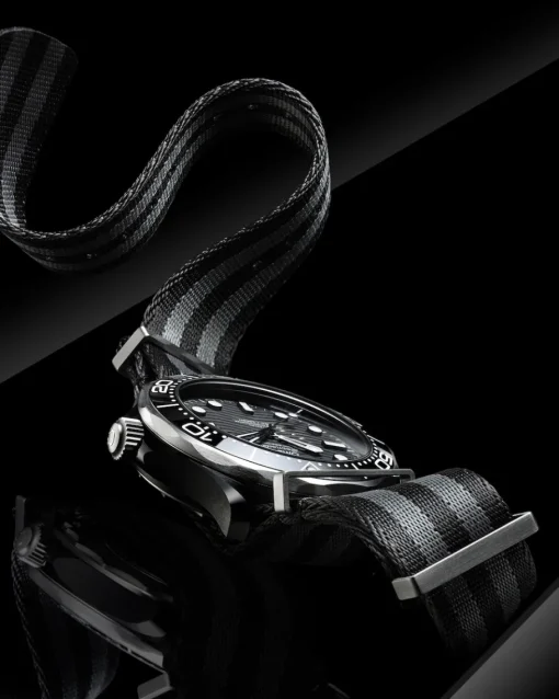 43,5 mm, céramique noire sur bracelet NATO|OMEGA Fashion