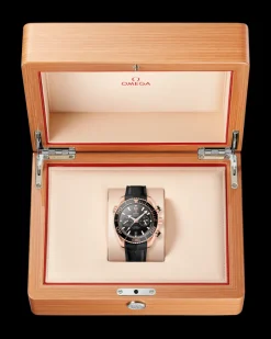 45,5 mm, or Sedna™ sur bracelet en cuir doublé de caoutchouc|OMEGA Hot